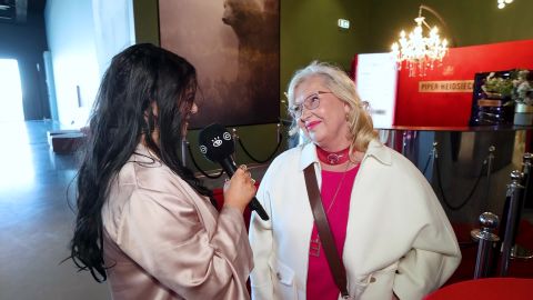 VIDEOINTERVJUU ⟩ «Roosa süda, inglike ja uss.» Tallinn Fashion Weeki külastajad avaldavad, millise emotikoniga nad oma riietust kirjeldavad
