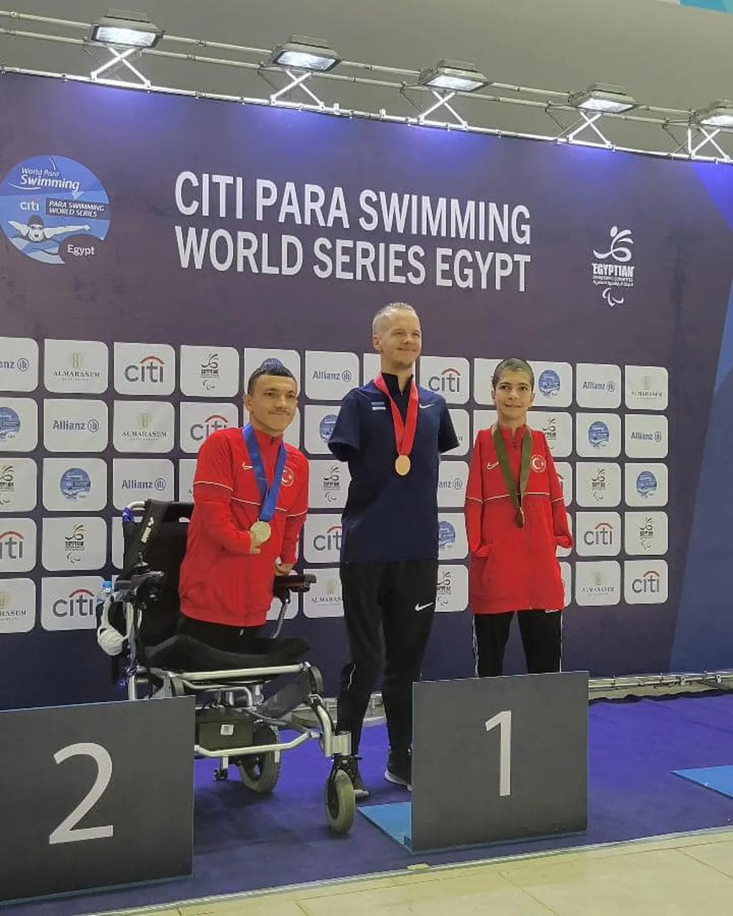Матц Топкин (в центре) завоевал на этапе Кубка мира по параплаванию золотую медаль.