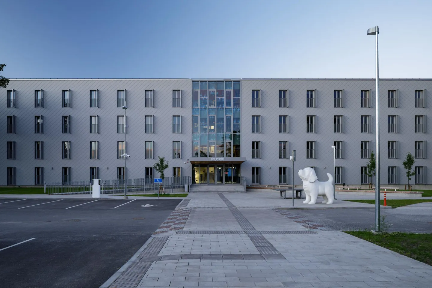 Aastal 2019 valminud Rakvere ametikooli õpilaskodu ees olev skulptuur "Koduvalvur", autor Jass Kaselaan.