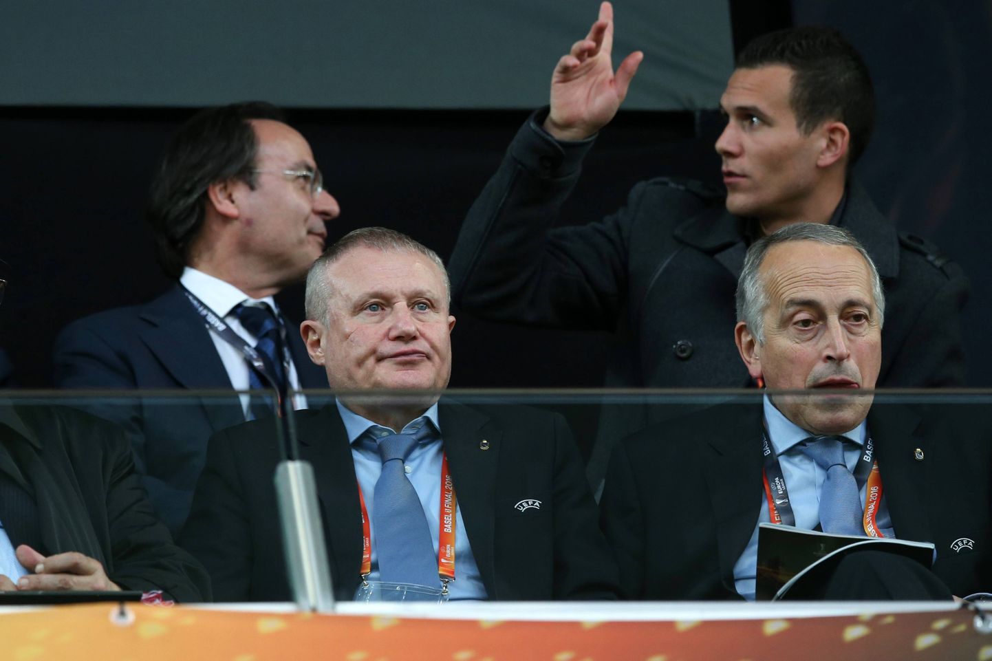 Ukraina jalgpallijuht Hrõhori Surkis (ees vasakul) 2016. aasta Euroopa liiga finaalmängul.