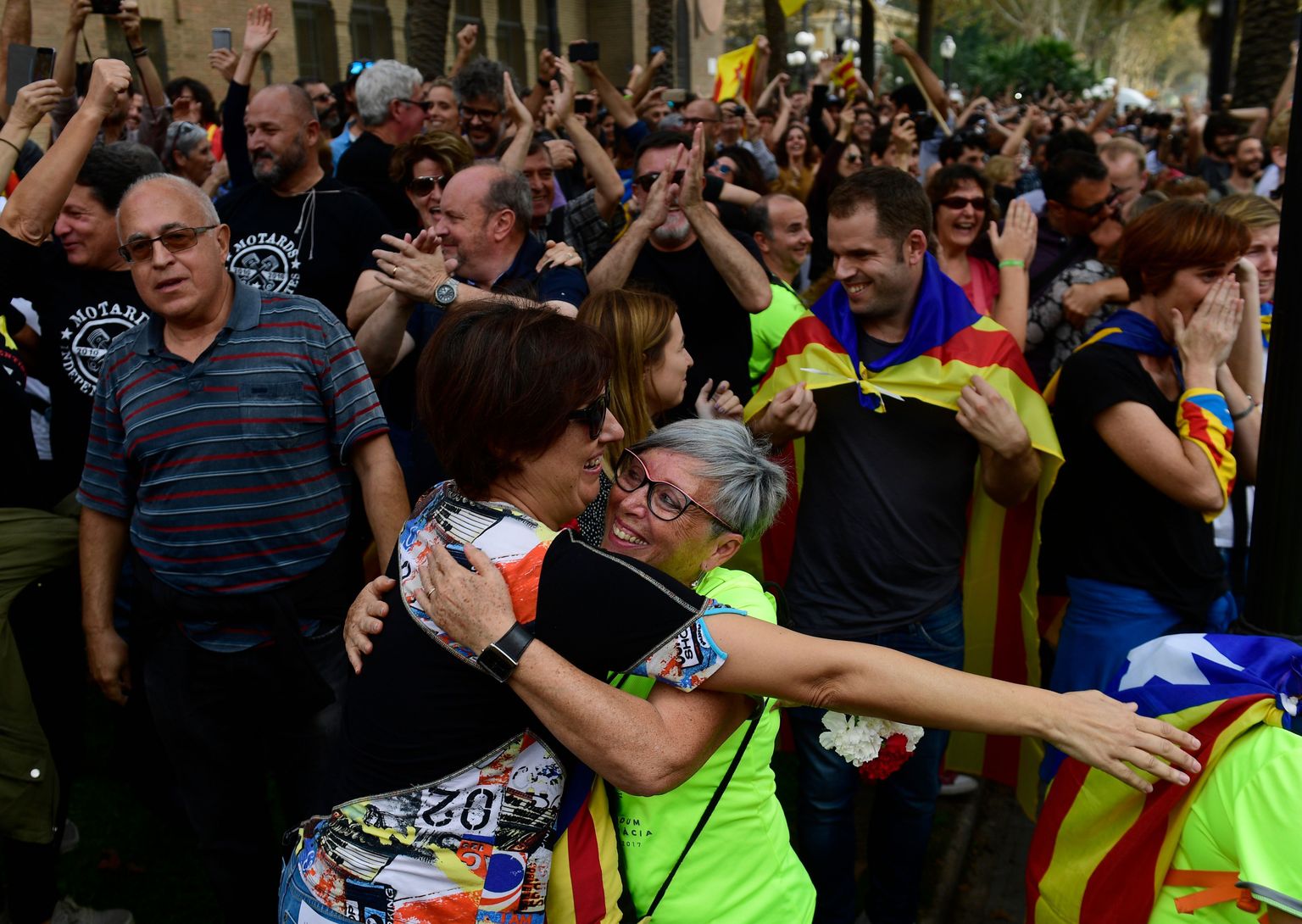 Iseseivuse tähistajad Kataloonia parlamendi ees.