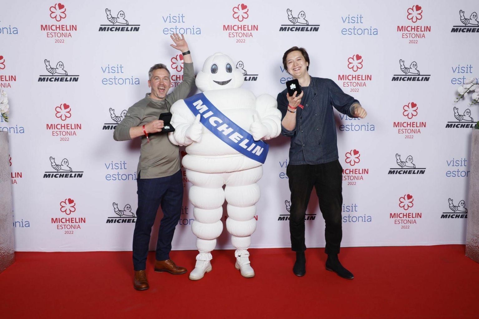 Fotogafiska peakokk Peeter Pihel (vasakul) ja Põhjaka mõisa peakokk Kristjan Jekimov rõõmustavad Michelini rohelise tärni üle.