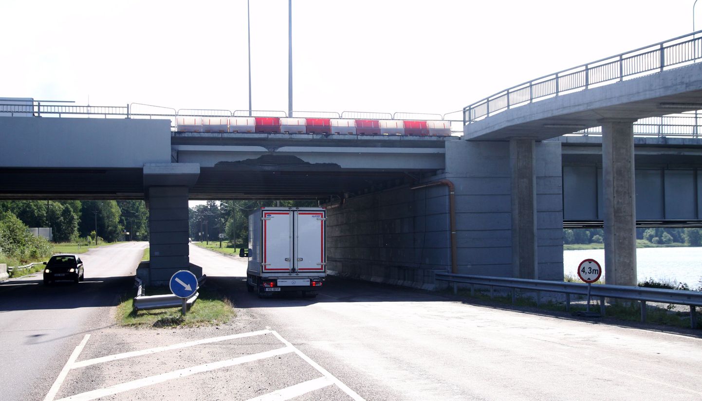Liiklusõnnetuses viga saanud Papiniidu sild Pärnus.
