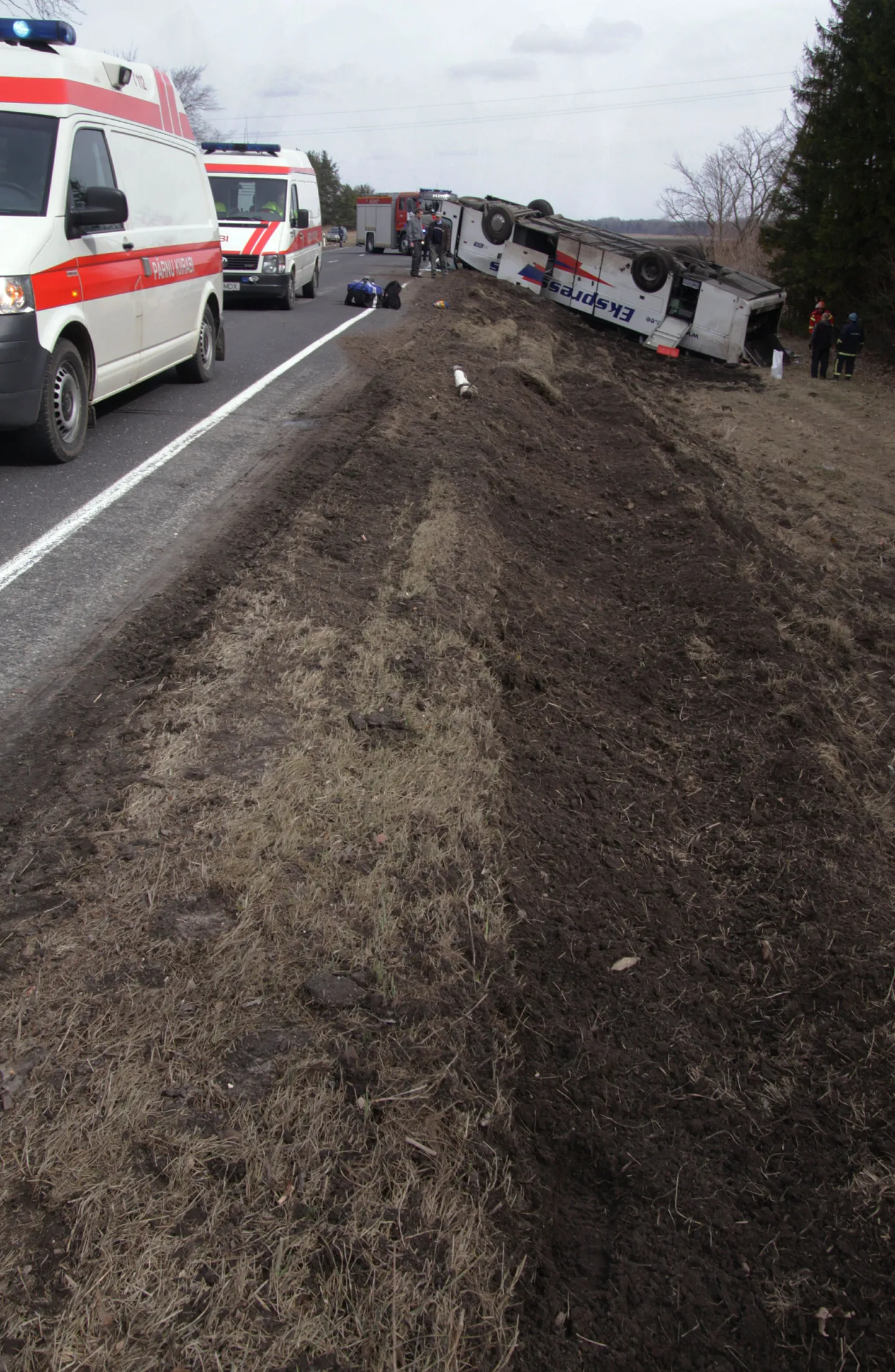 Pärnumaal Tori vallas Seljal sõitis täna kell 11 kraavi Peterburi suundunud AS Sebele kuuluv liinibuss. Bussis viibis kümmekond inimest, kellest kiirabi toimetas haiglasse kontrollimisele viis.
