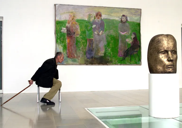 19. aprillil 2002 Pärnu uue kunsti muuseumis. Autor maali Usuõpetus ees.