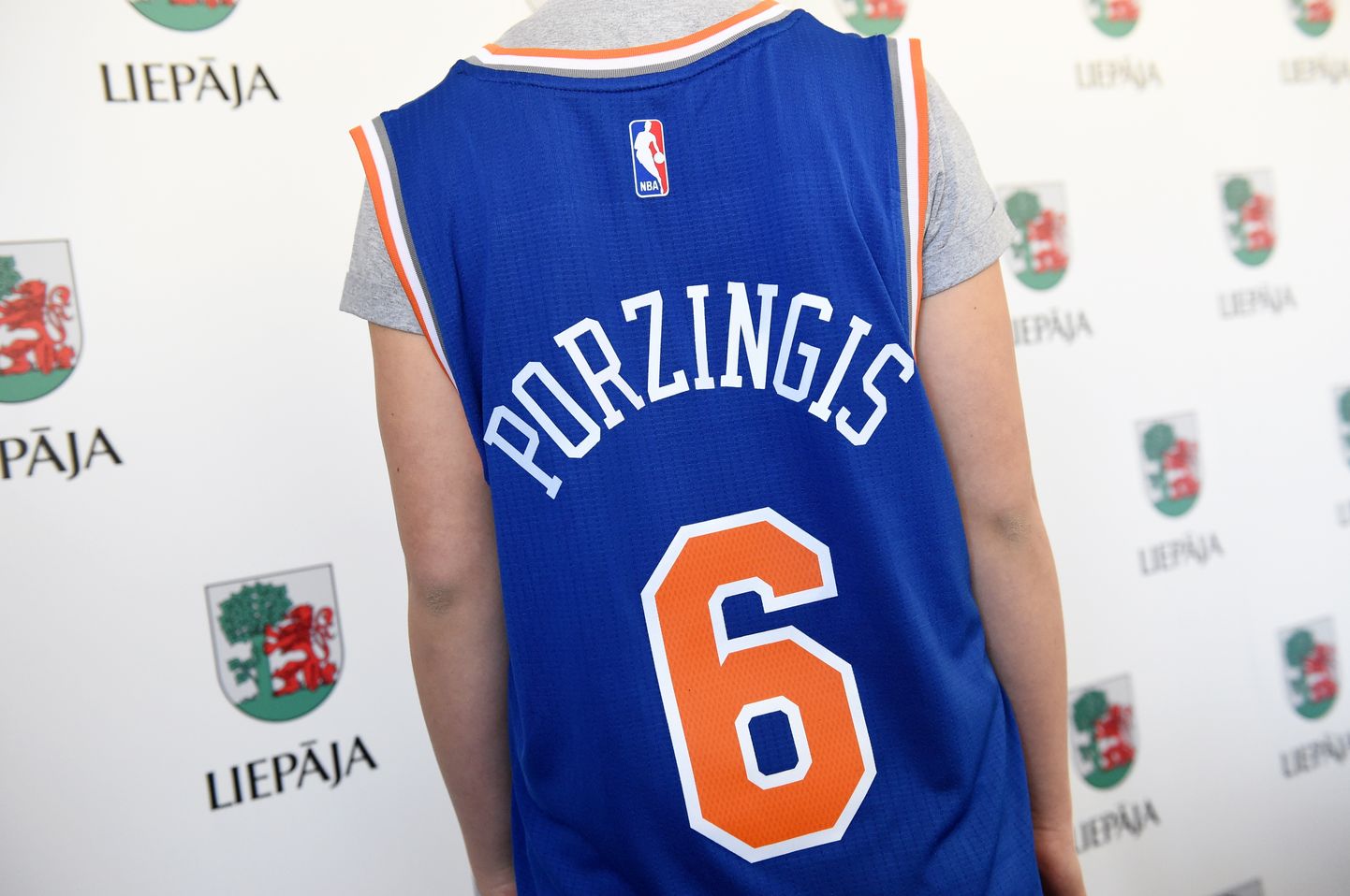 Kristapa Porziņģa bijušās komandas Ņujorkas "Knicks" krekls ar 6.numuru.