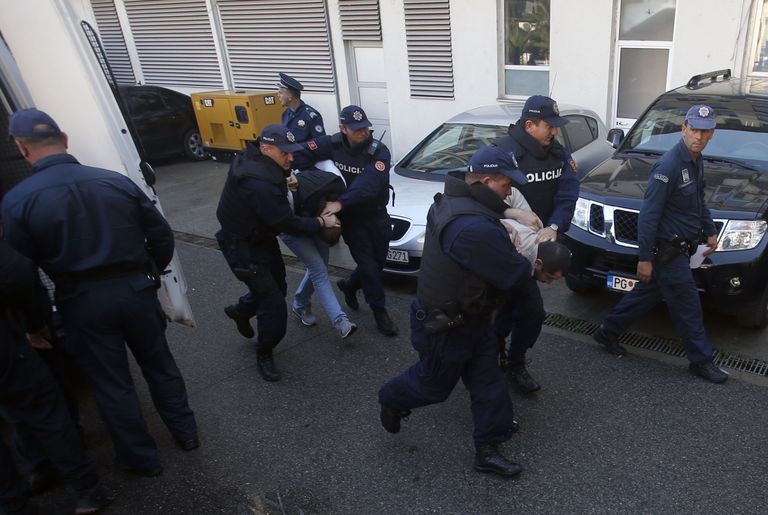 Montenegro politsei eskordib riigipöördekatses kahtlustatavaid. / Scanpix