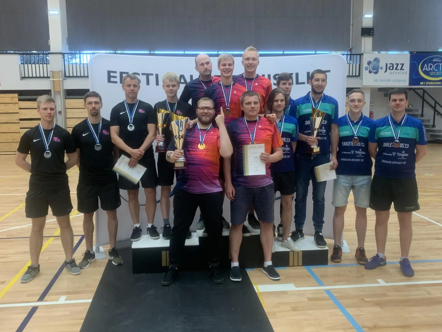 Viljandi Sakala klubi võistkond hõivas kõrgeima pjedestaaliastme. Ees, suure karikaga seisab mängiv treener Rivo Saaremäe.
