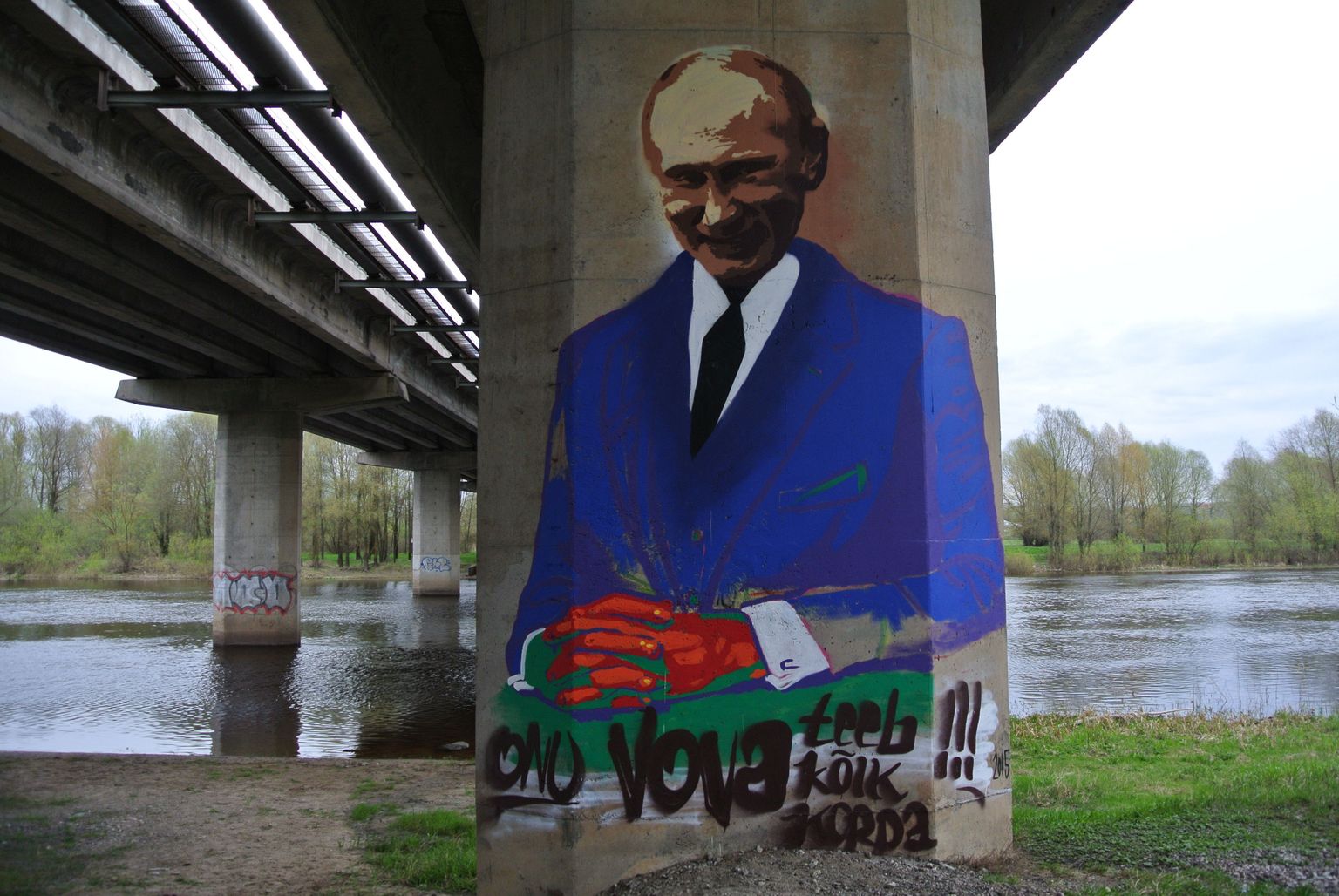 Vladimir Putini portree Sõpruse silla all.