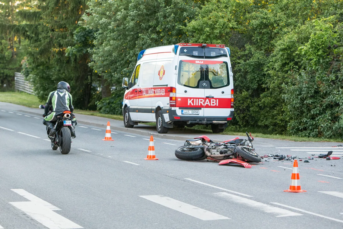 Pilguheit hukkunud kolleegi mootorrattale.
20. juuni õhtul sai häirekeskus teate, et Tallinnas Pirital Randvere teel põrkasid kokku sõiduauto ja mootorratas. Õnnetuses hukkus 30-aastane mees. Pildil annab juhuslikult mööduv mootorrattul hukkunud kolleegile noogutusega au.
