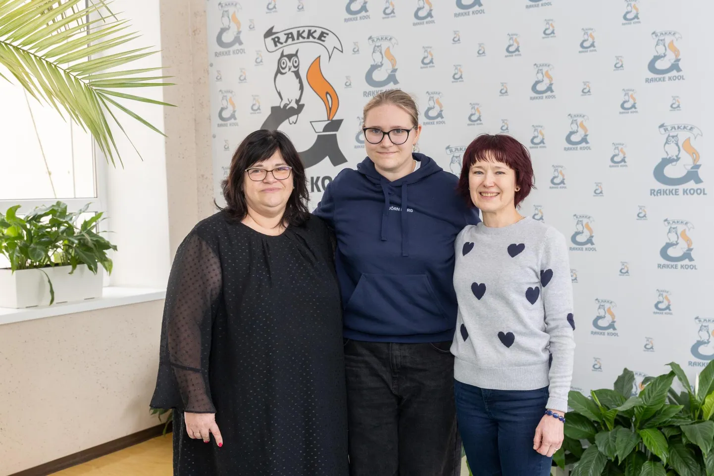Rakke kooli kolm Eestimaa uhkust: Külli Tälli (vasakult), Elisabeth Tälli ja Annika Talvar.