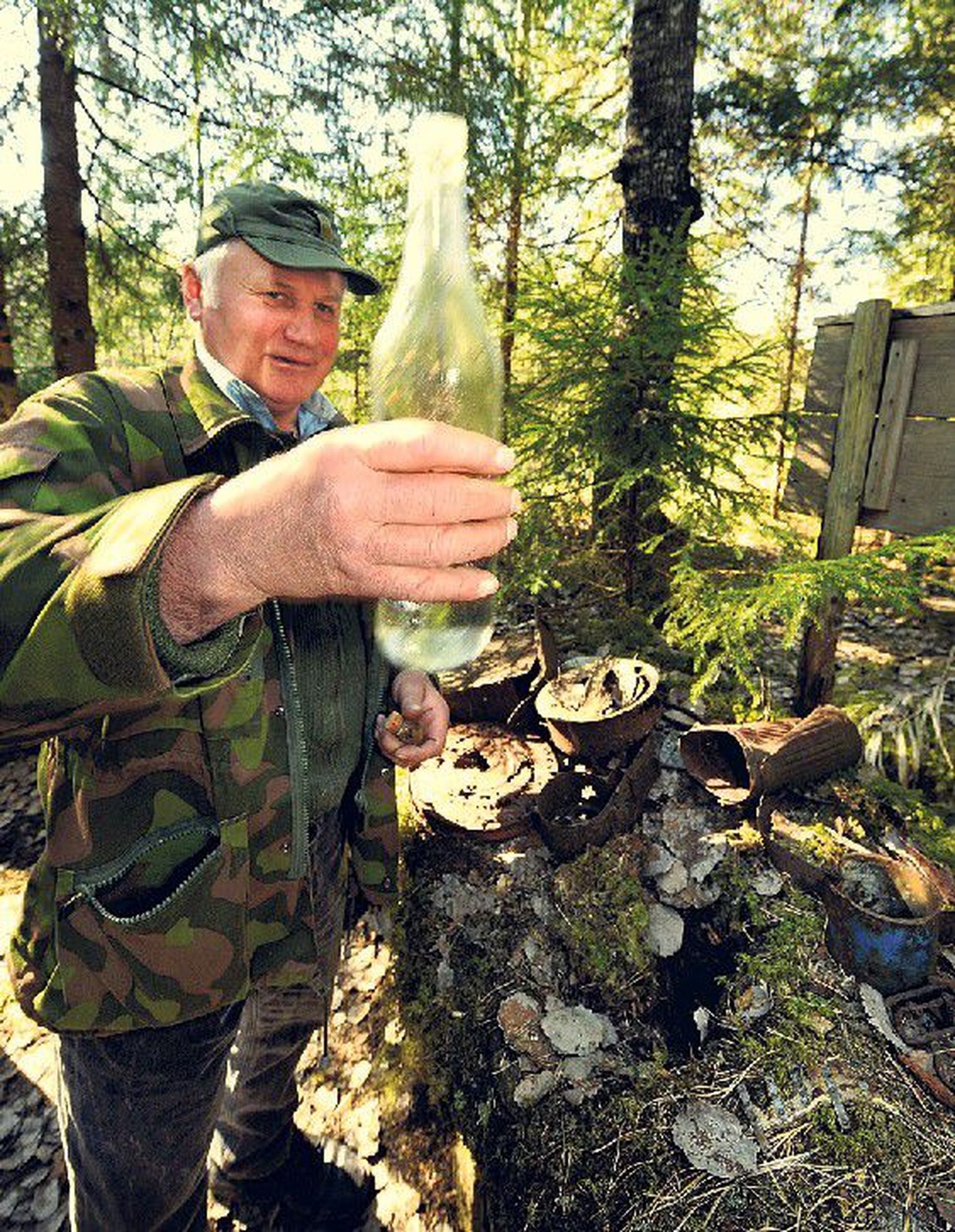 Toostid Põrgupõhjal: Hans Hatto toob punkri varemetest kuulipidlujaketaste vahel päevavalgele ka metsavendadele kohase metsakohina pudeli. Tegelikult valitses Relvastatud Võitluse Liidu staabis alkoholi tarvitamise keeld.