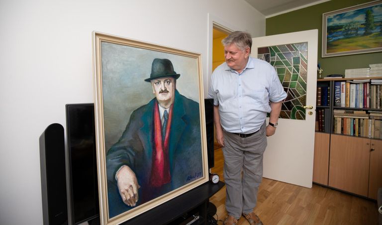 Olev Saago näitab mõnuga portreed endast, kaabu, mantli ja salliga. Autor Robert Suvi.