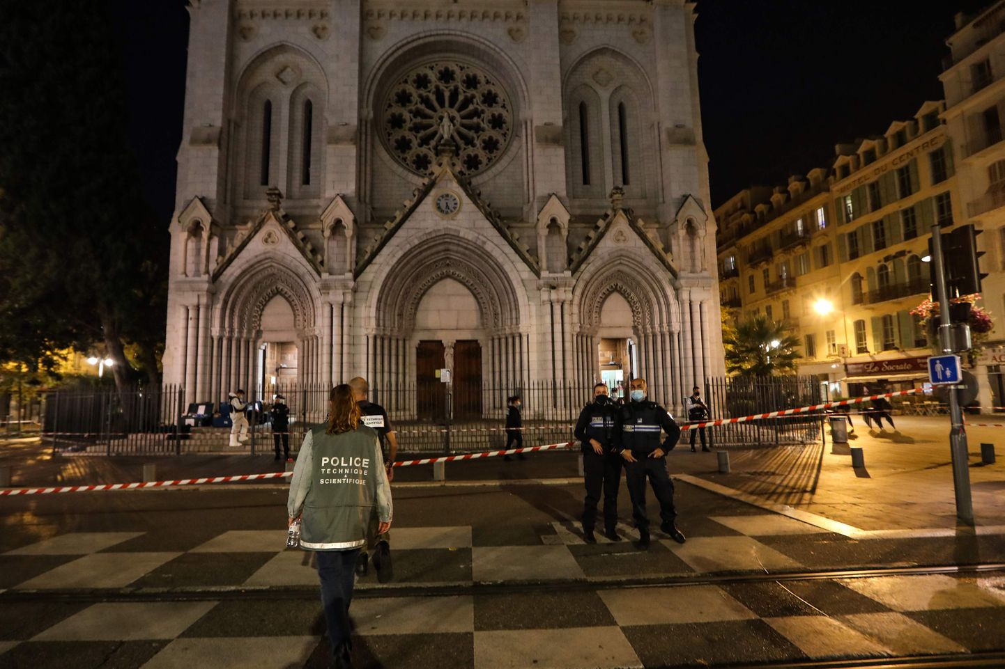 Prantsuse politsei Nice'i Notre-Dame'i kiriku juures, kus toimus noarünnak, milles hukkus kolm inimest