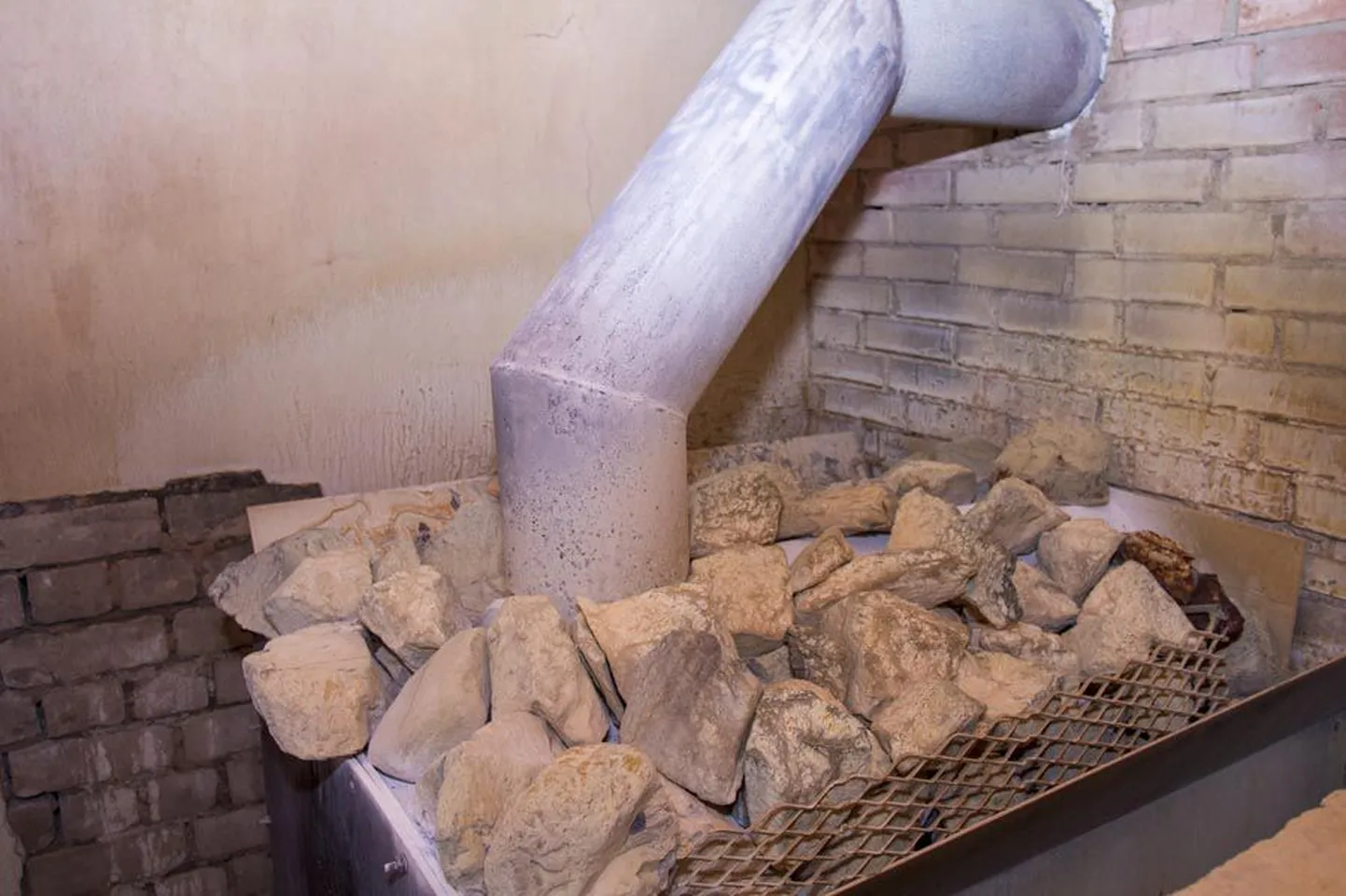 Haldaja kinnitab, et linnaeelarves on sauna kütmiseks raha piisavalt ja kokku hoida vaja ei ole, aga keskteed otsides hoitakse leiliruumis temperatuur 95 ja 100 kraadi vahel.