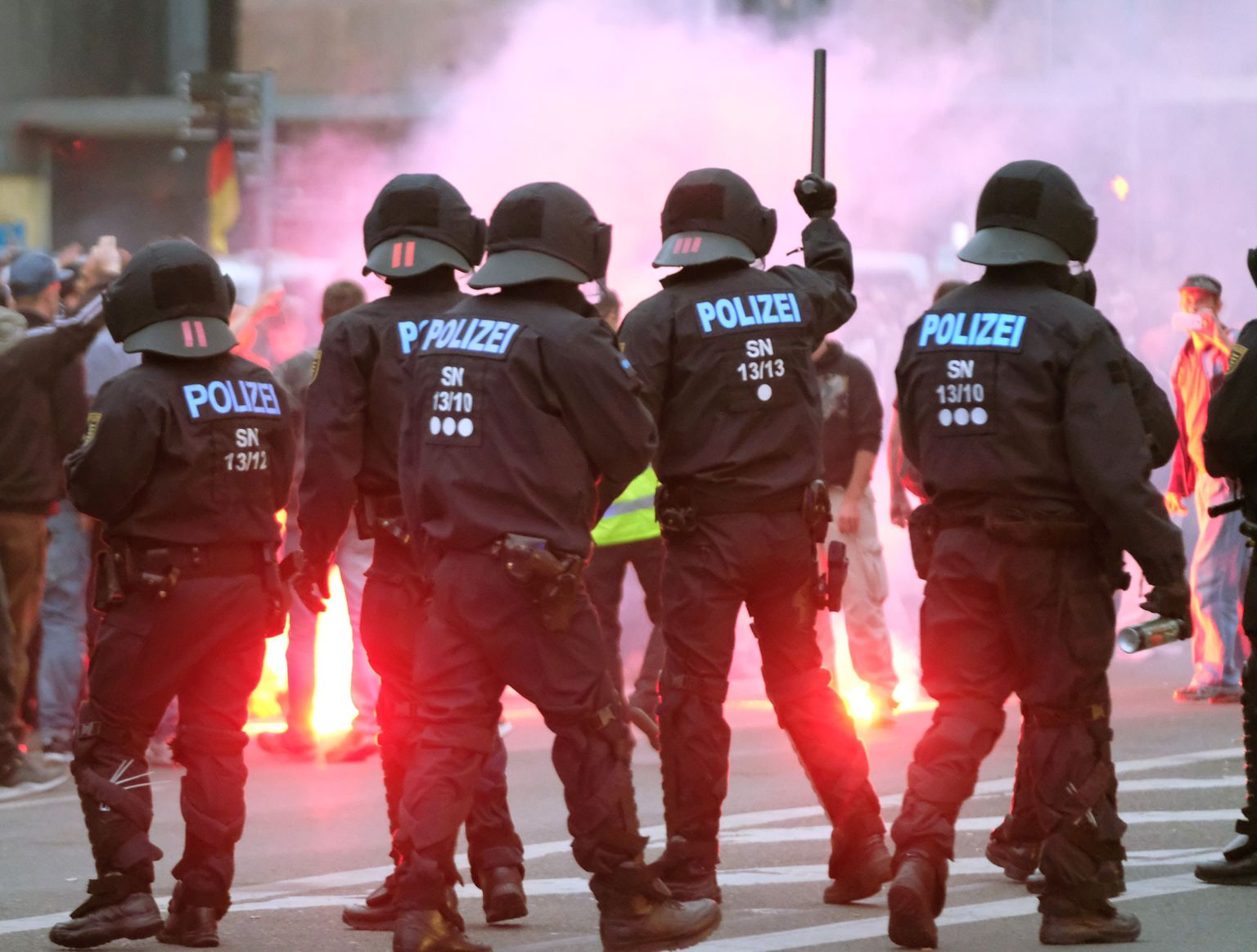 Märulipolitseinikud esmaspäeval Chemnitzis.
