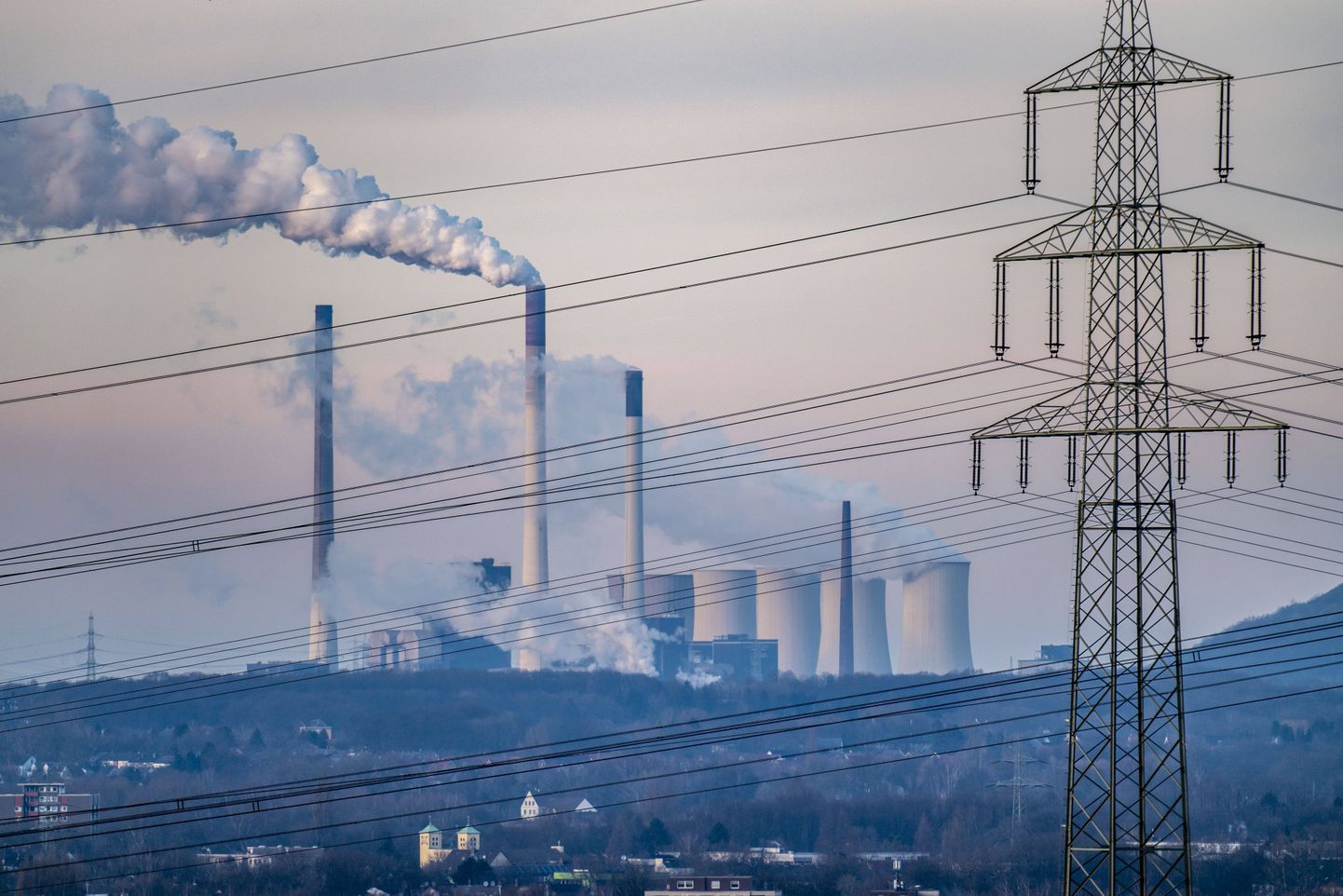 Elektrijaama suitsevad korstnad Saksamaal. Foto on illustreeriv.