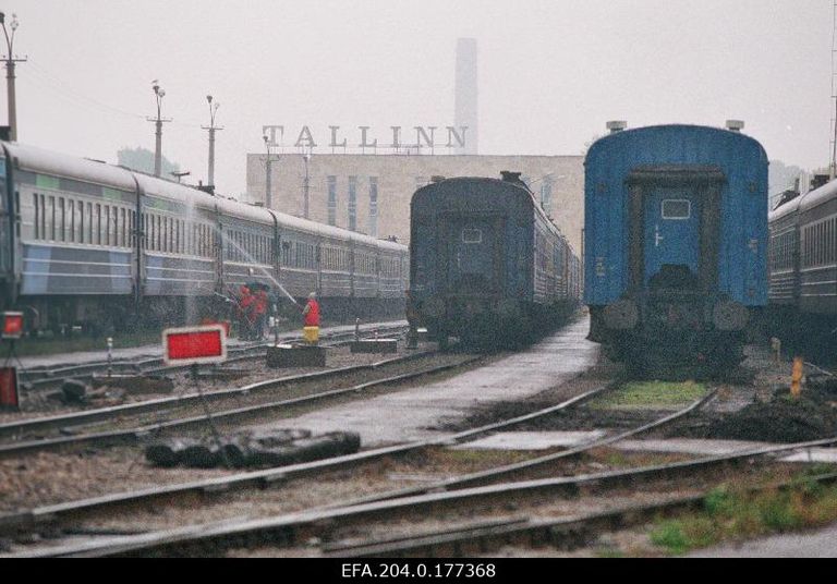 Балтийский вокзал тех дней, тогда советские поезда мыли прямо там