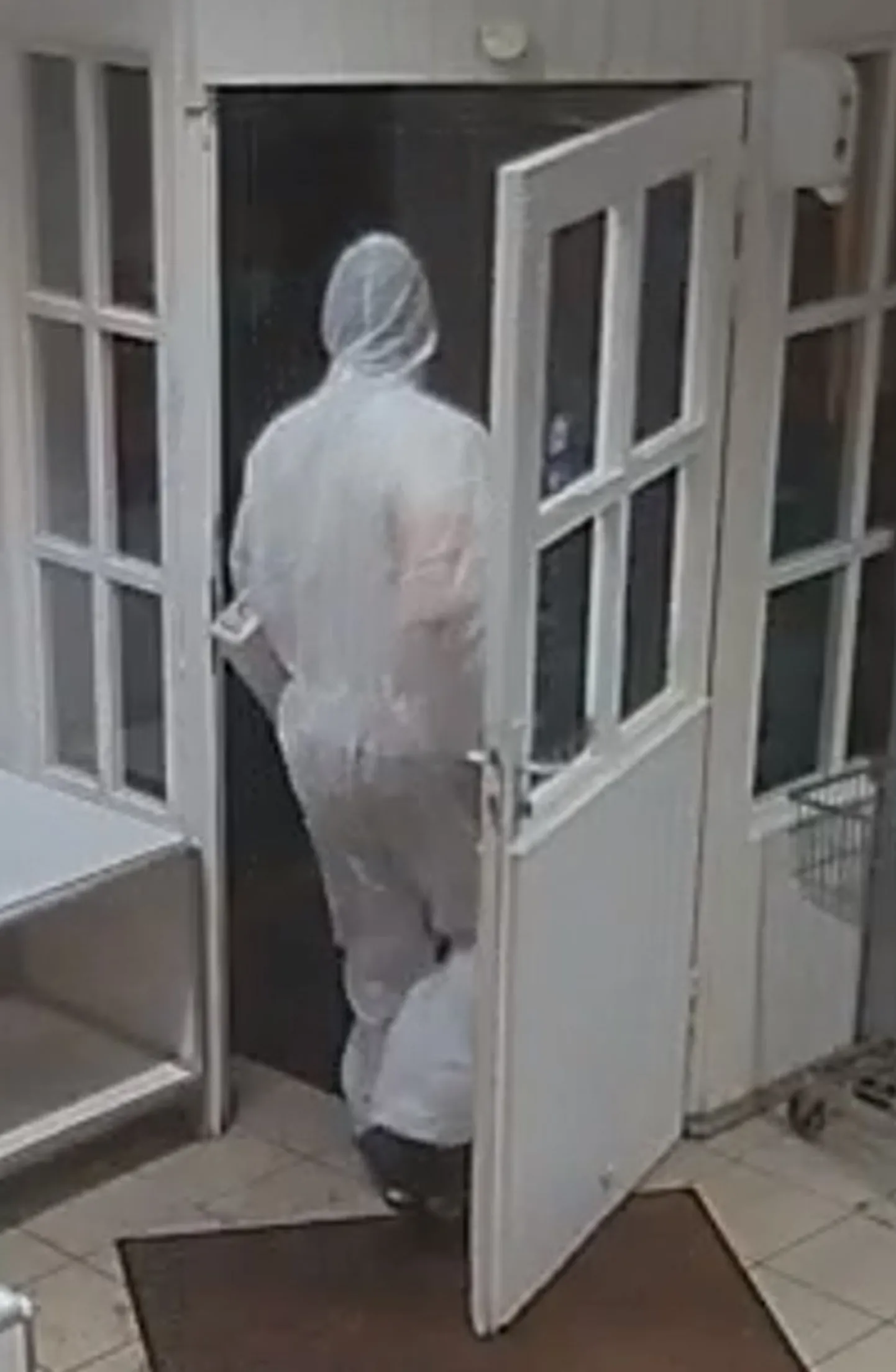 Mees lahkus poest koos kassaaparaadiga.