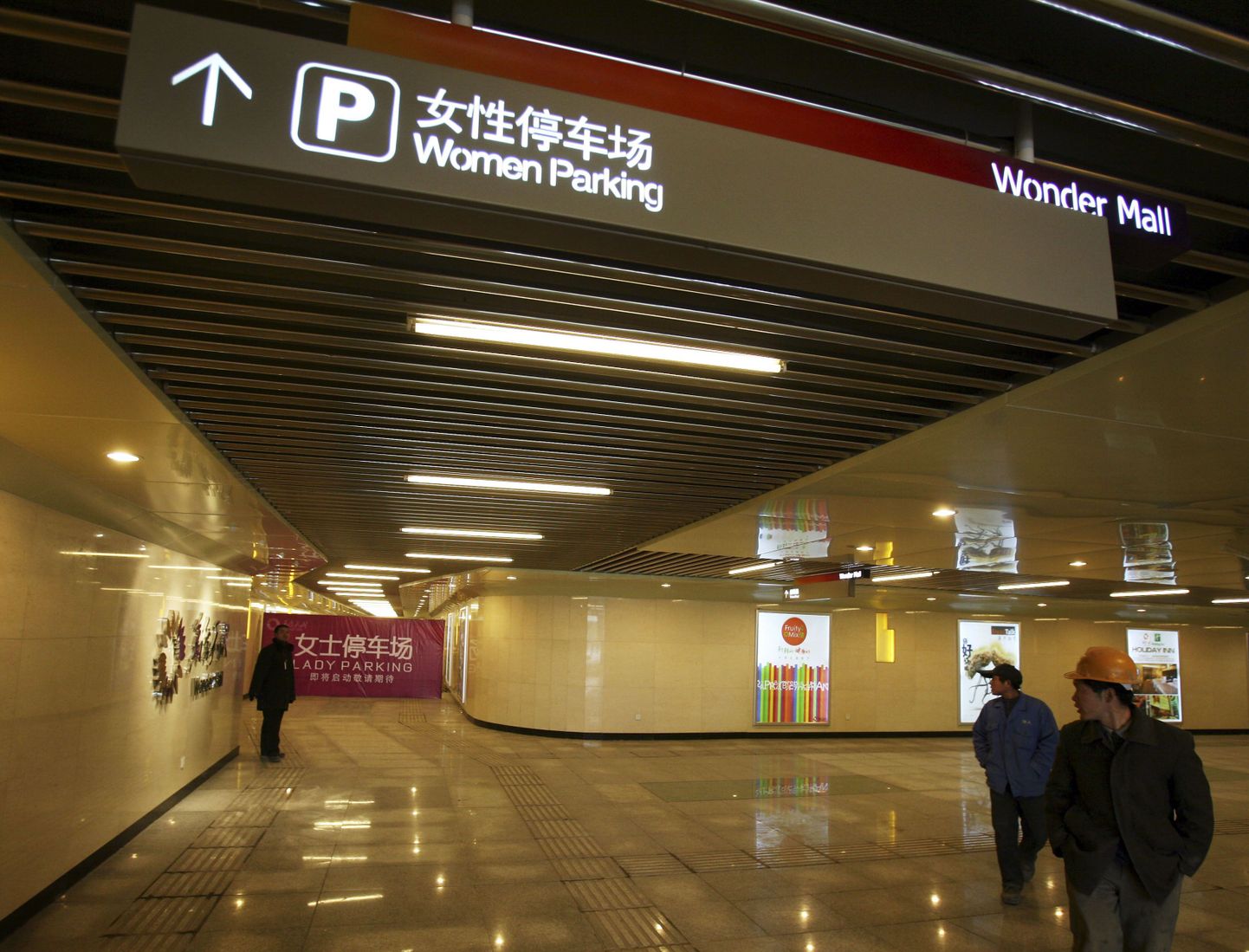 Viit näitab spetsiaalselt naistele mõeldud parkimiskohti Hiinas Hebei provintsi kaubanduskeskuse parklas.