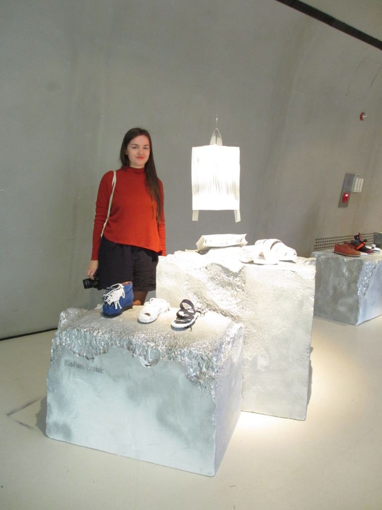 Kelian Luisk oma töödega näitusel Mun Gallery's Dongdaemuni Disaini Plazas.