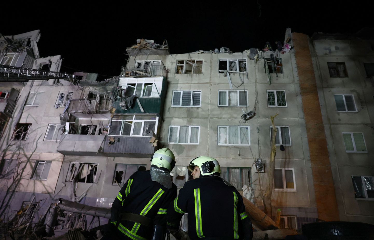 В Славянске завершены спасательные работы. В результате обстрела погибли 15 человек