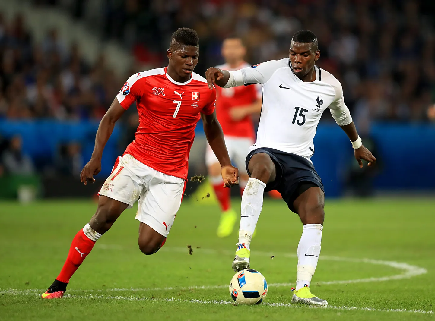 Praeguse Prantsusmaa koondise võtmemängija Paul Pogba (pareml) heitlemas Šveitsi ründaja Breel Embologa.