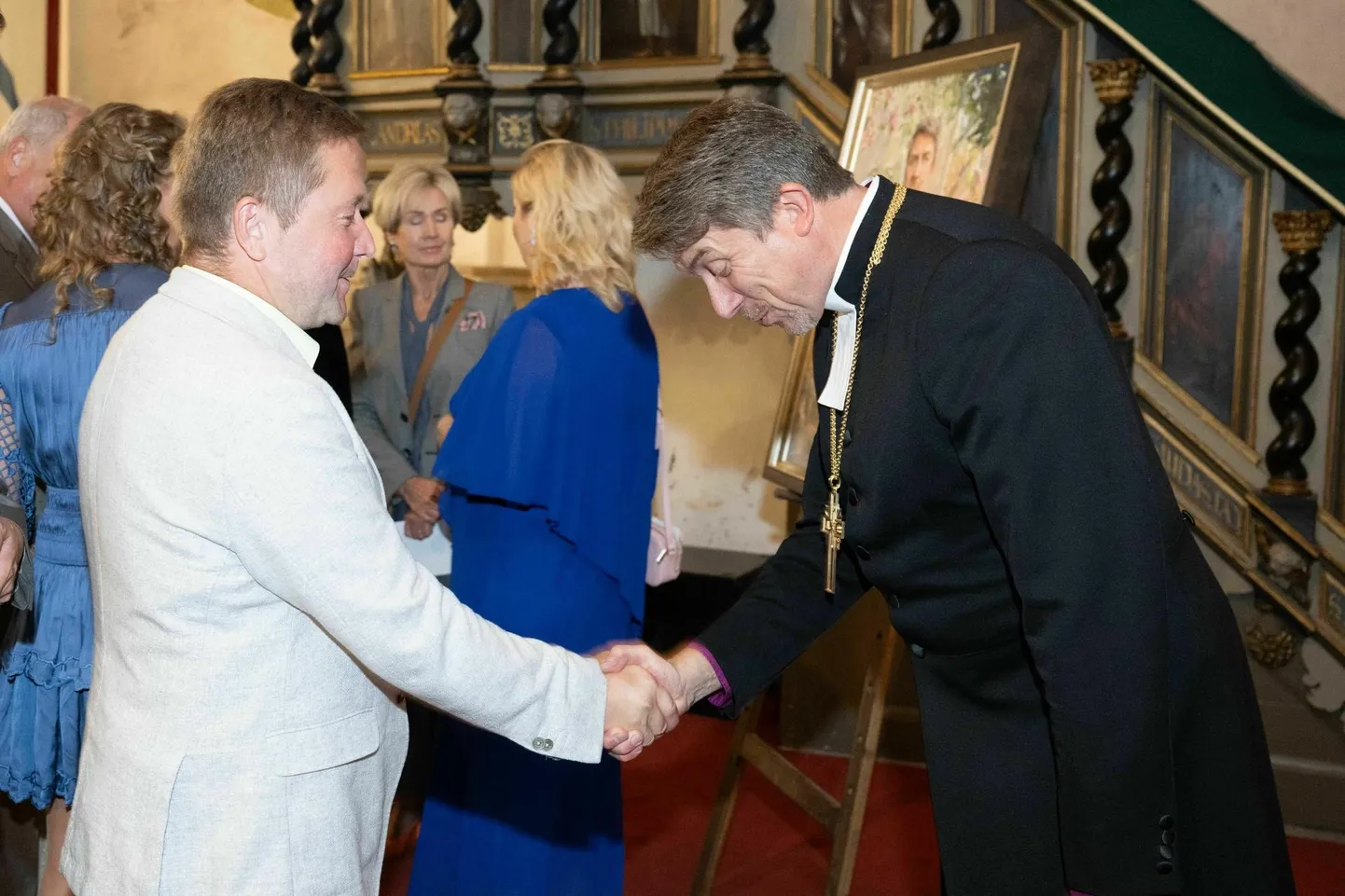 Jaanus Barkala peapiiskoppi õnnitlemas