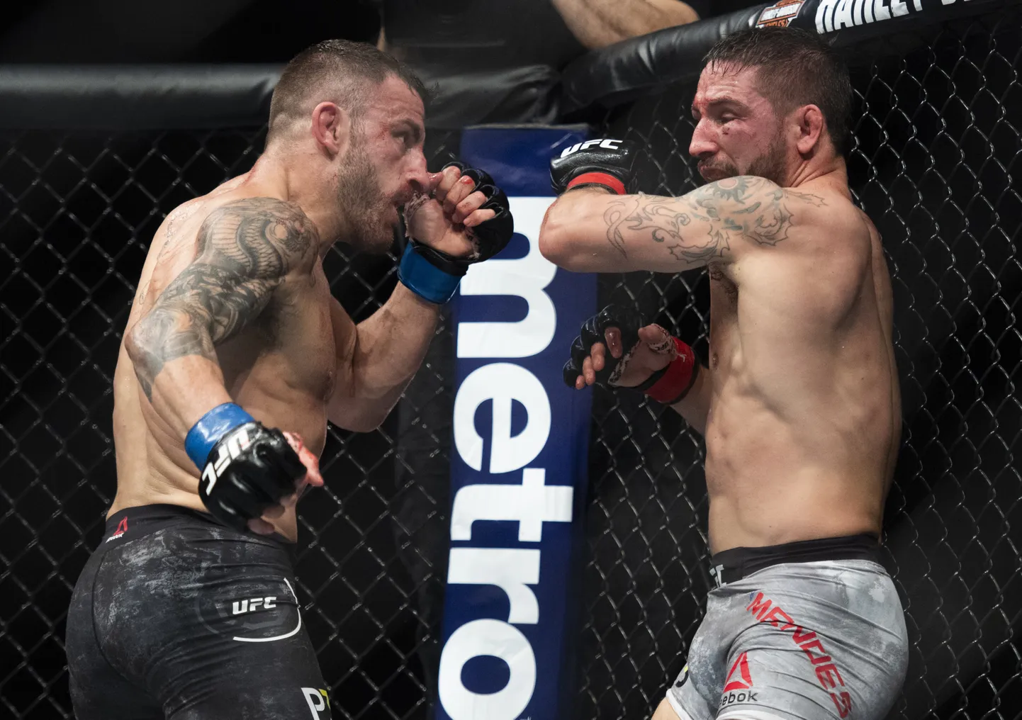MMA võitleja Chad Mendes (paremal).
