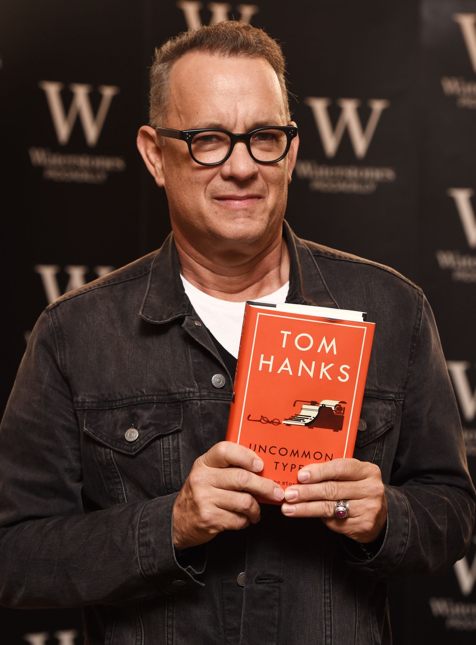 Näitleja Tom Hanks poseerib oma raamatuga "Uncommon Type: Some Stories".