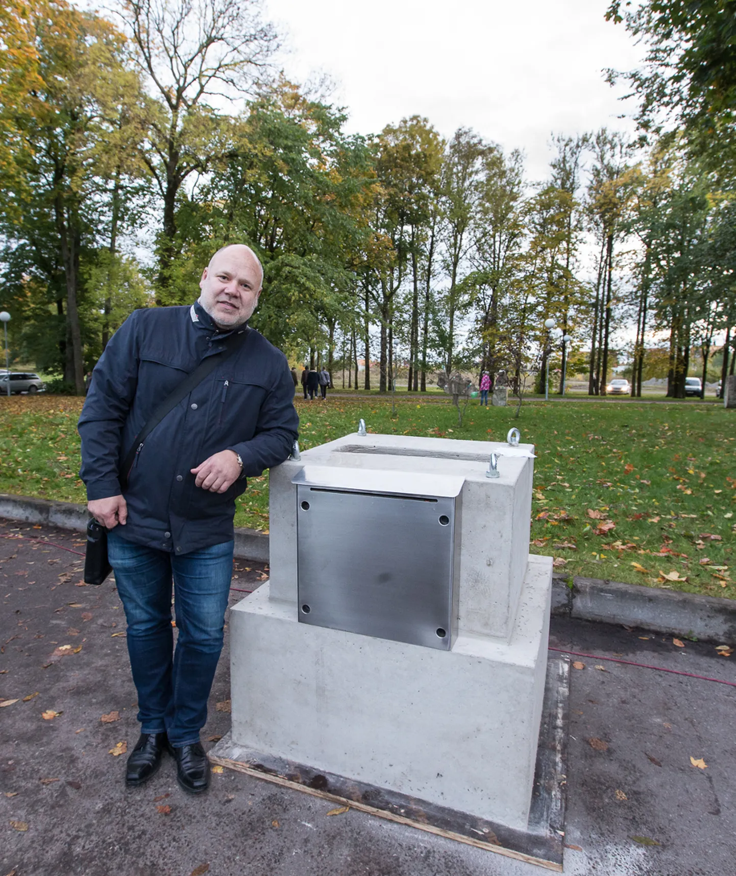 Tulevase pargikeskuse nurgakivi esitles Allan Mänd suurel rahvapeol juba ligemale pool aastat tagasi kohalike valimiste eel. Lähemate kuude jooksul paigutakse senini ühes garaažis oma aega ootav nurgakivi maa sisse.  

MATTI KÄMÄRÄ
