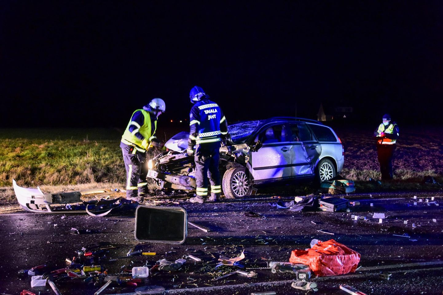 Viljandi lähedal põrkas reedel kokku viis autot ja neli inimest viidi haiglasse.