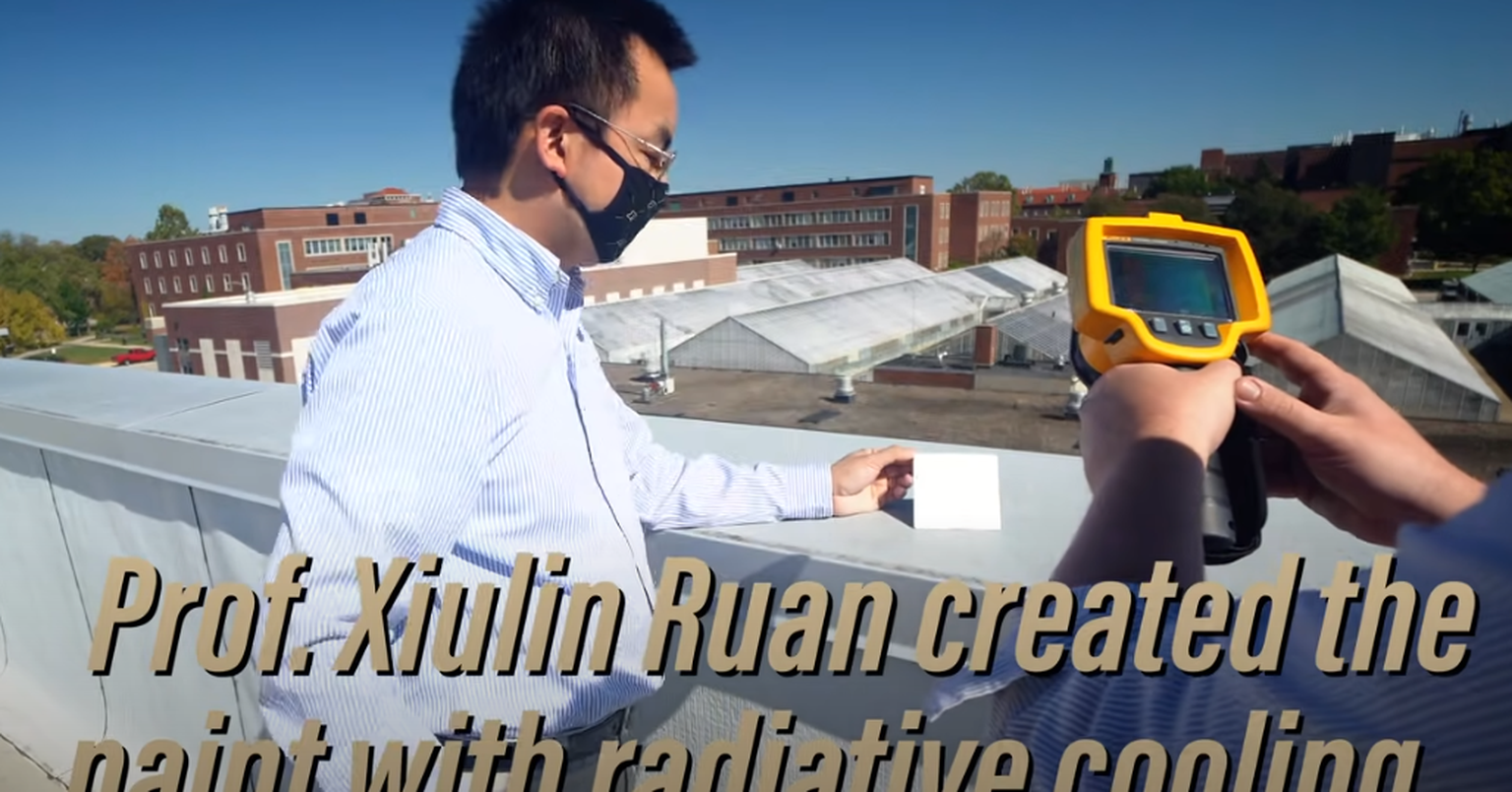 USA Purdue ülikooli teadlane Xiulin Ruan jagamas ebatavalise valge värvi kohta selgitusi