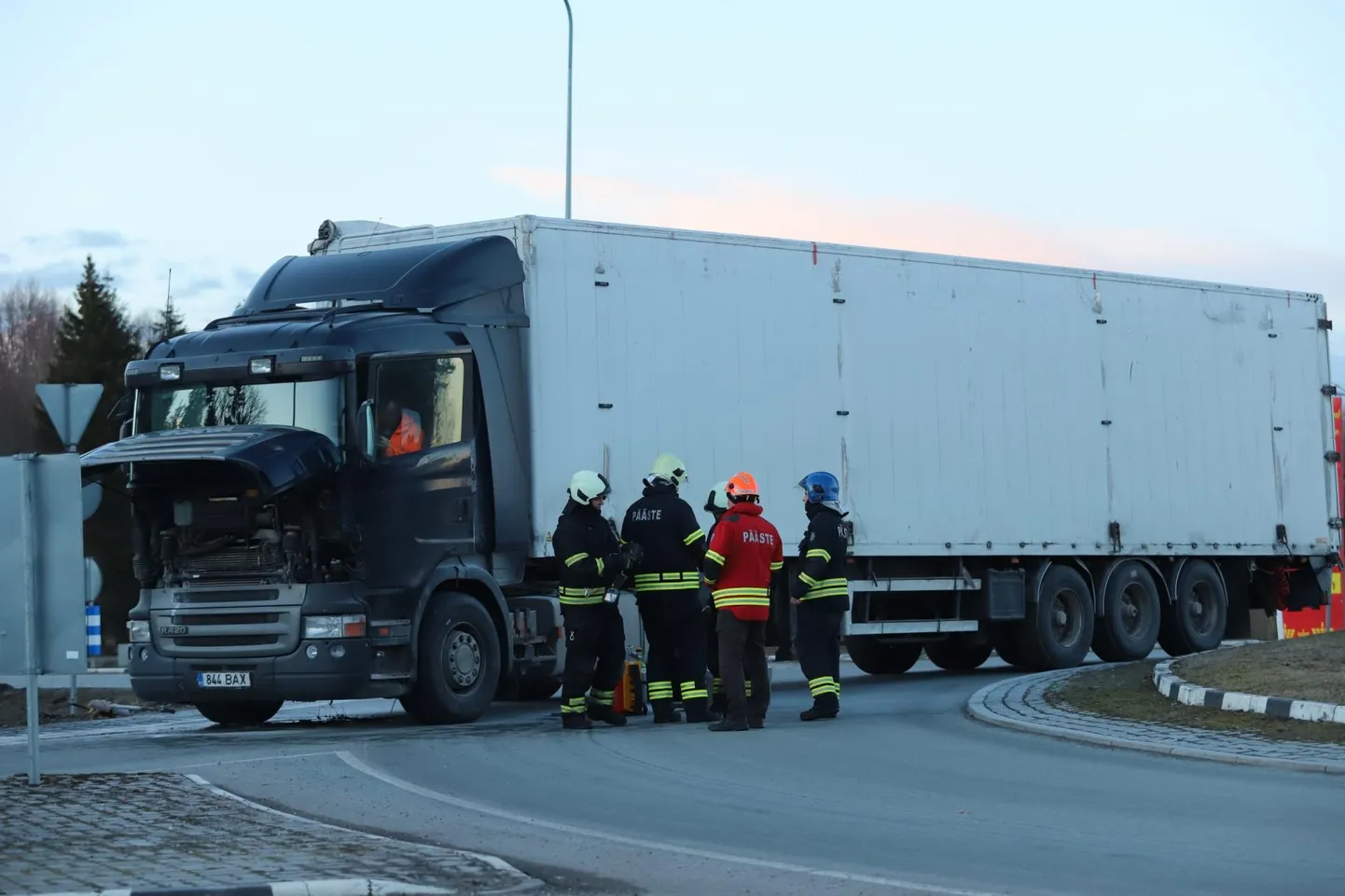 Suur veoauto blokeeris Piira tankla lähistel ringtee.