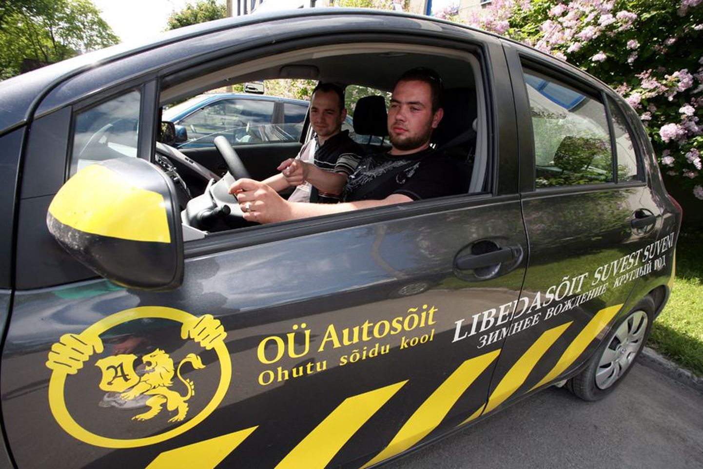 Martin Paekštelot (paremal) juhendab OÜ Autosõidu sõiduõpetaja ja Virumaa osakonna juhataja Alo Altermann. Paekštelo valis juhiloa taotlemiseks Autosõidu autokooli selle uudsuse tõttu.
