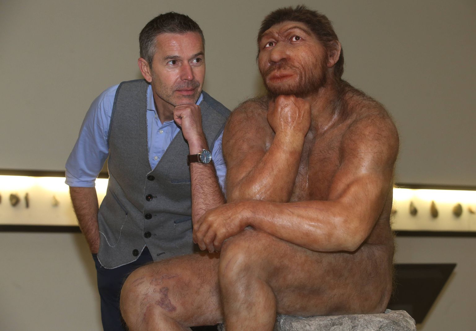 Tänapäeva mees ja neandertallase kuju