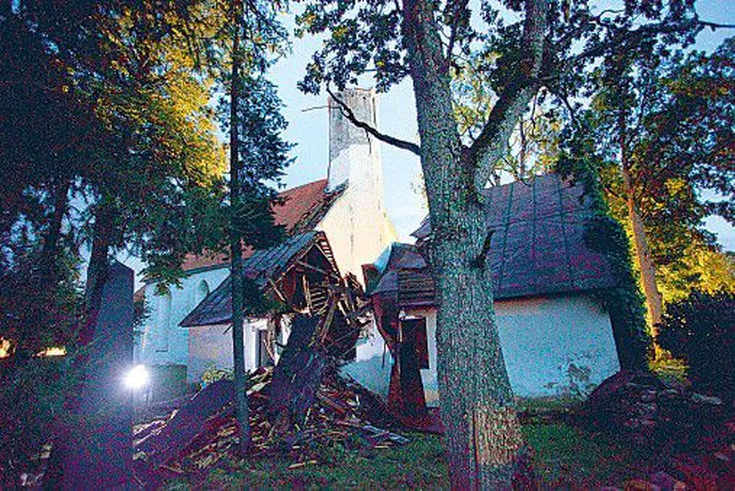 Väike-Maarja kiriku (tagaplaanil) tornikiiver kukkus leinamaja peale ja purustas selle täielikult.