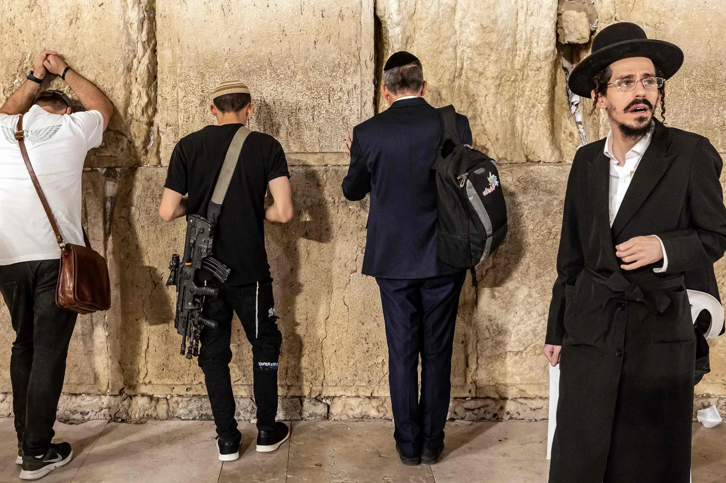Juudi mees palvetab Läänemüüri juures.