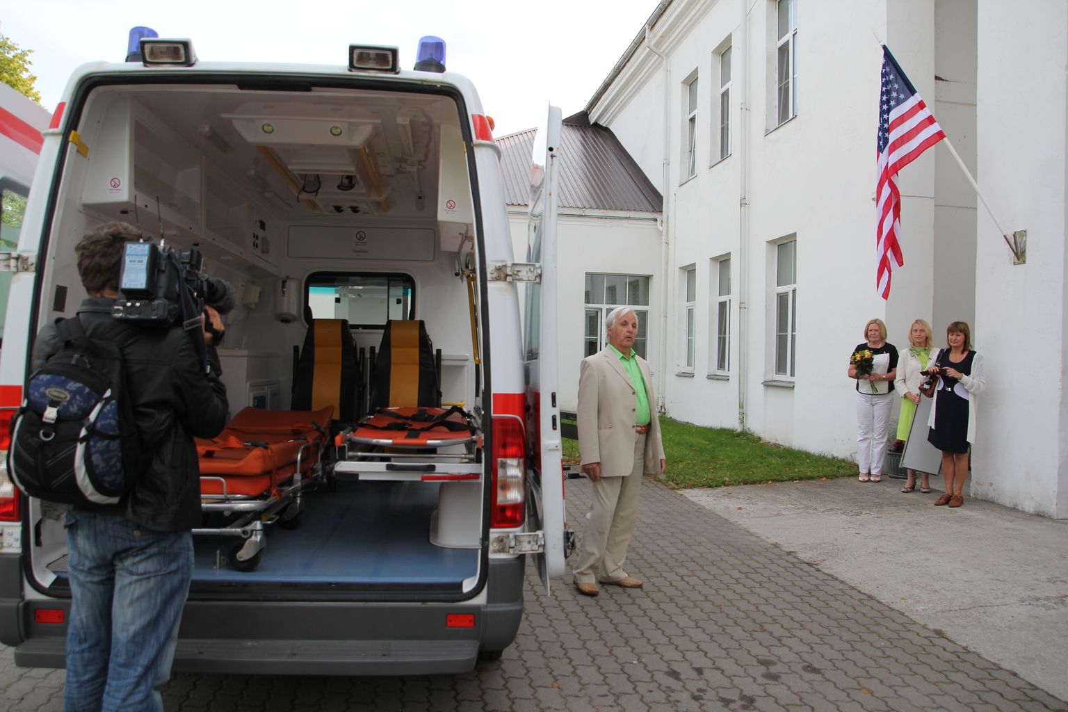 Augusti lõpus annetas USA saatkond Hiiumaa haiglale kasutatud kiirabiauto. Kingituse võttis vastu haiglajuht Gennadi Aavik (fotol keskel).