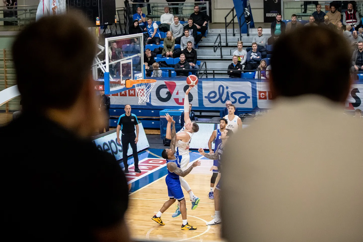 Kalev/Cramo mängijad (valgetes särkides).