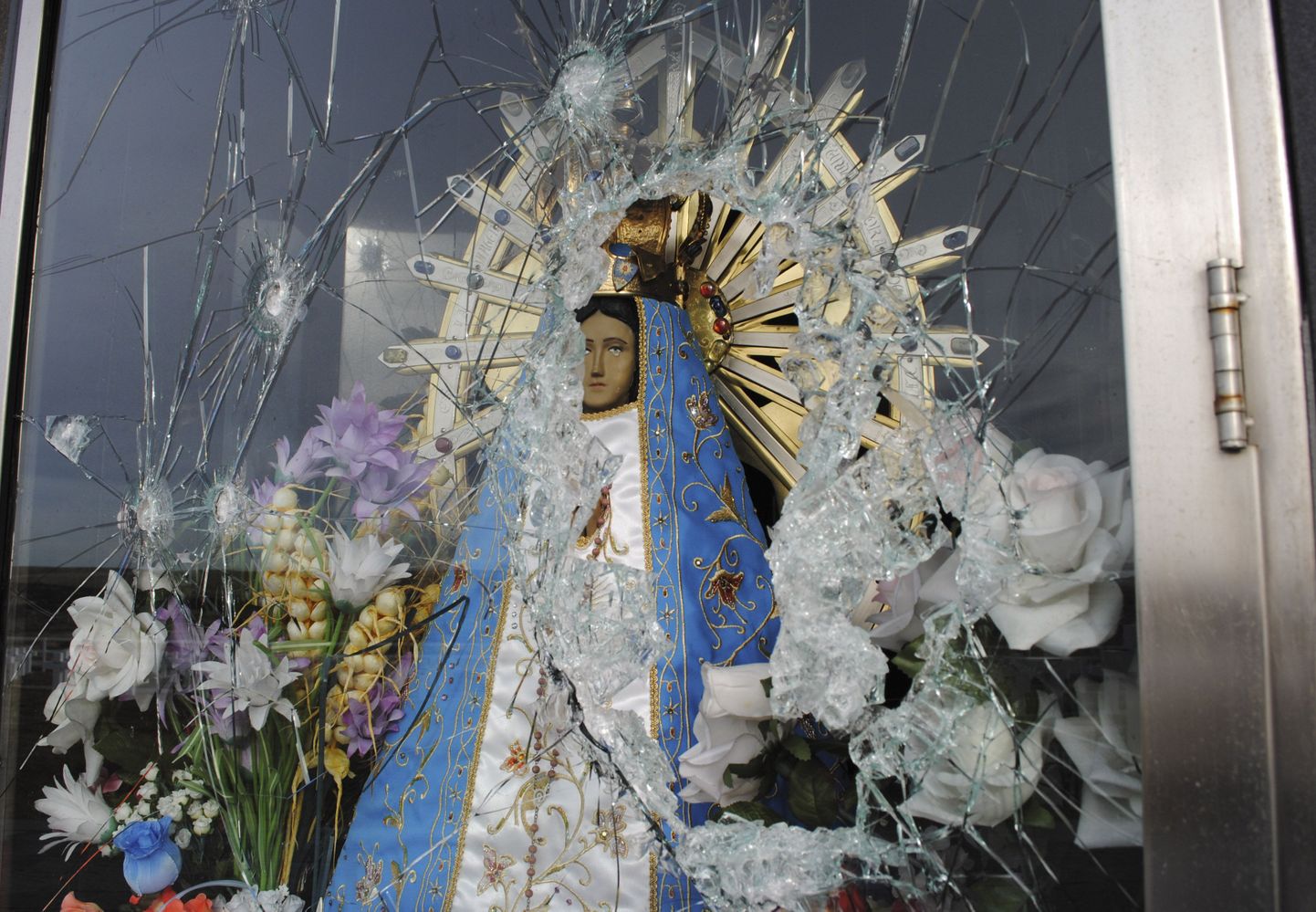 Falklandi saarte Argentina sõjaväekalmistul löödi katki Neitsi Maarja kuju kaitsenud klaas.