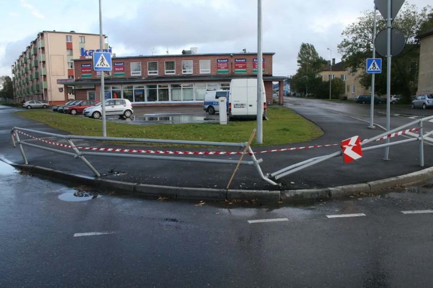 Maha sõidetud piirdeaed Pae ja Kiive tänava ringristmikul.