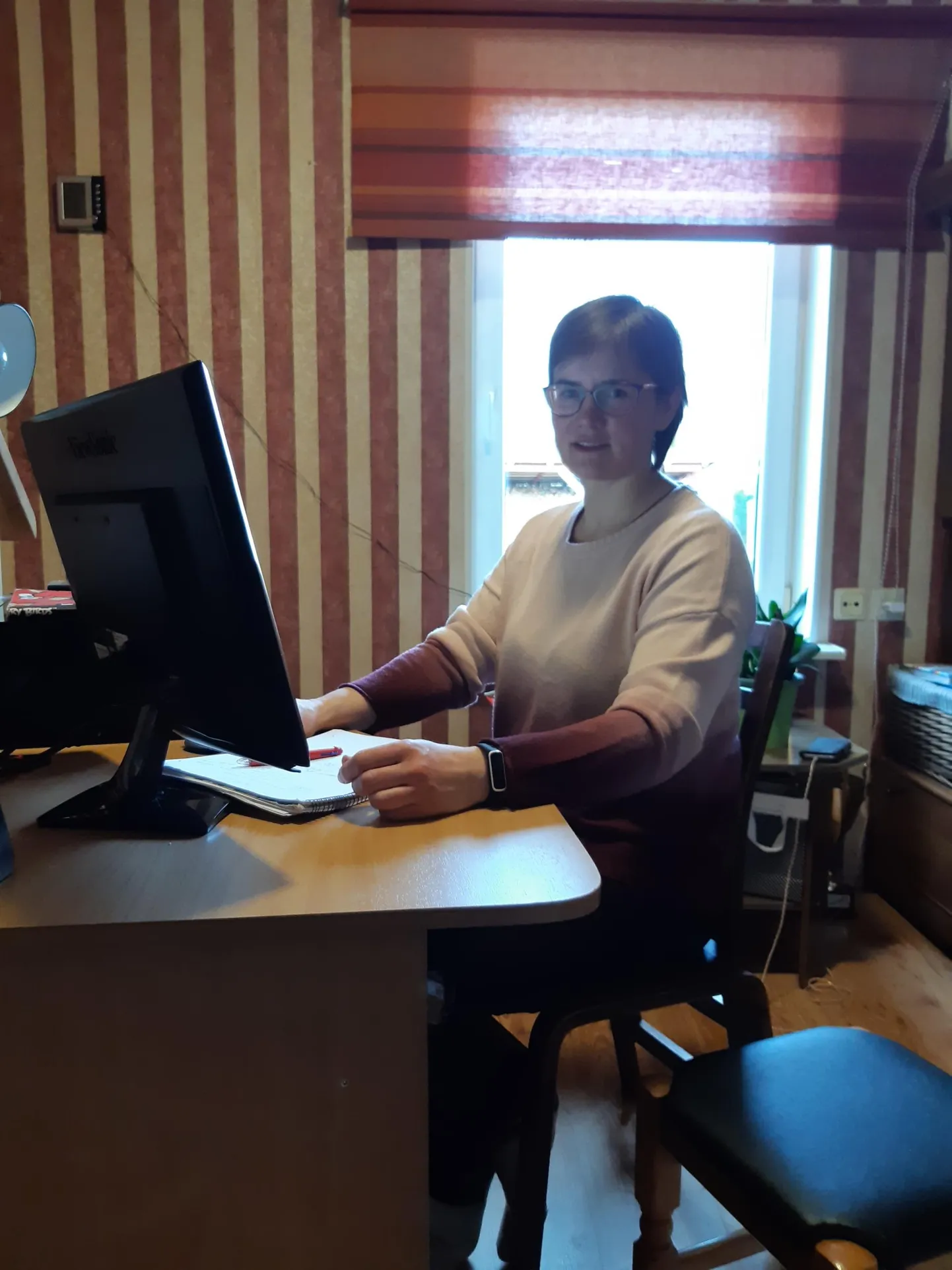 Viljandi Kesklinna kooli matemaatikaõpetaja Anneli Luik koduse töölaua taga.