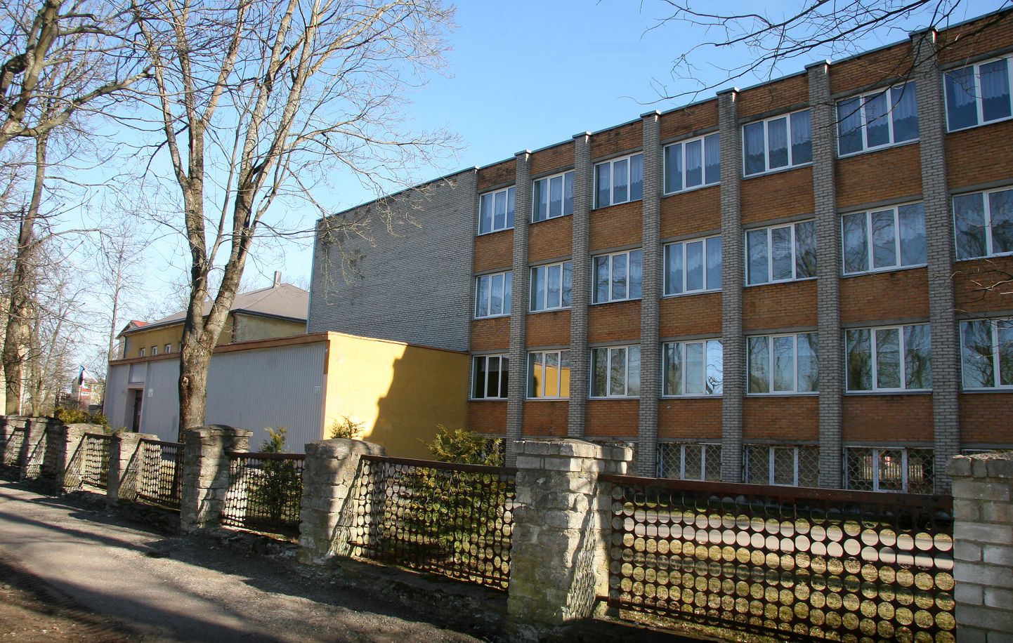 Selles hoones tegutseb Kohtla-Järve Kesklinna põhikool viimast õppeaastat.
