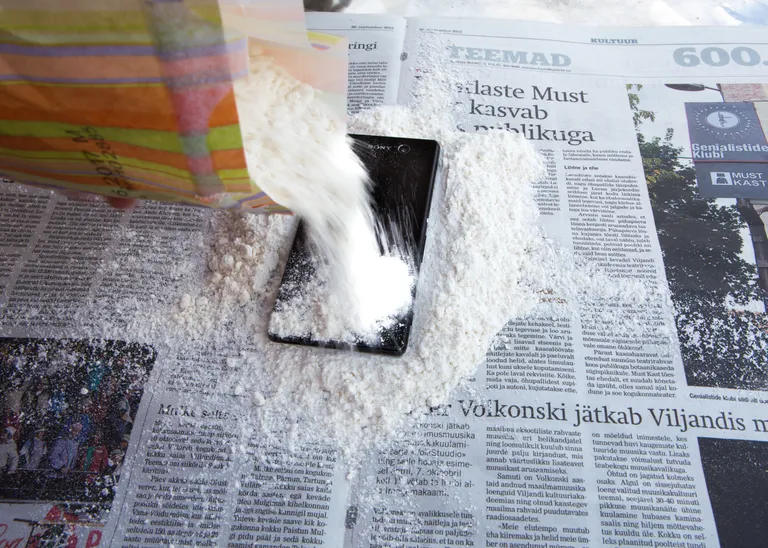 Tolmukindel telefon peab vastu ka jahu sees.
