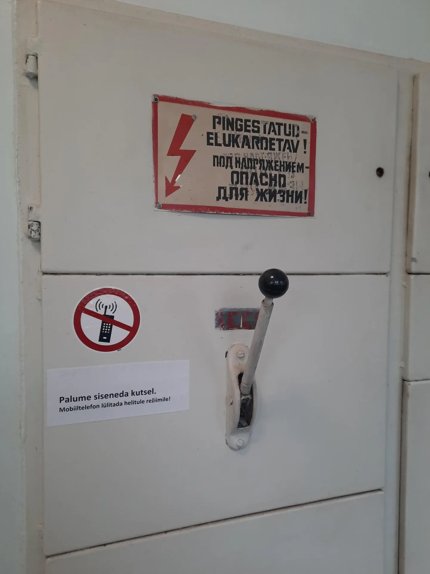 Elektrikappi ei maksa kutseta trügida. Ja telefon tuleb enne sisenemist hääletuks panna.