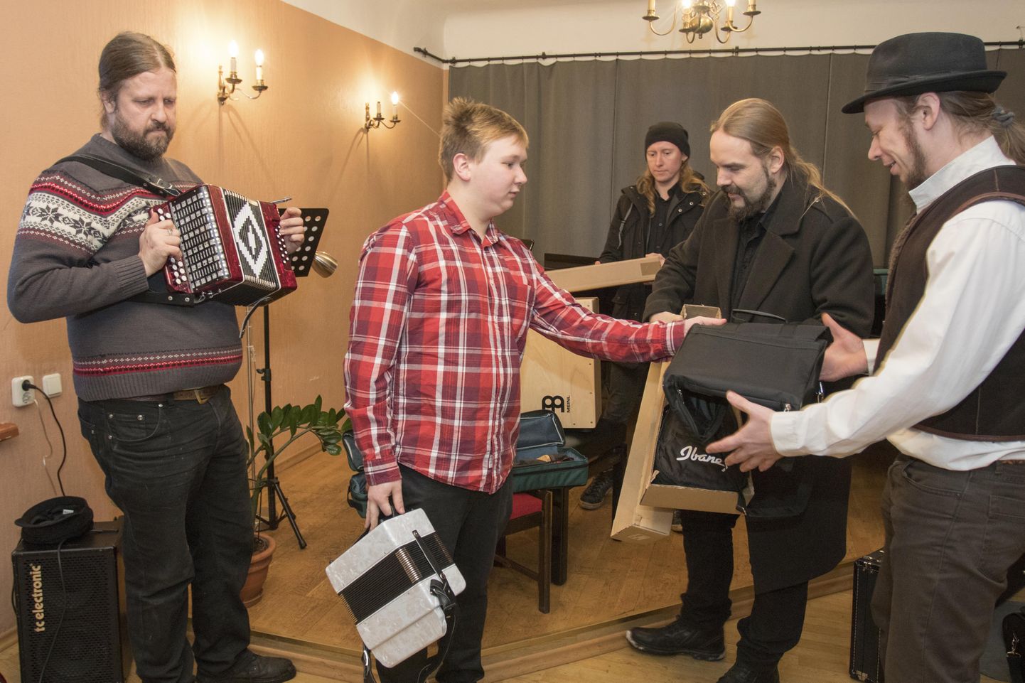 Metsatöll kinkis Mulgimaa noorteorkestrile mitu sületäit pille.