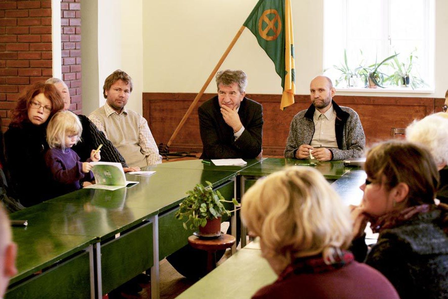 Albus kohtusid põllumajandusminister Helir-Valdor Seederiga (paremal) MTÜ Järva Arengu Partnerid esindajad eeotsas Albu vallavanema Kalju Kertsmikuga.