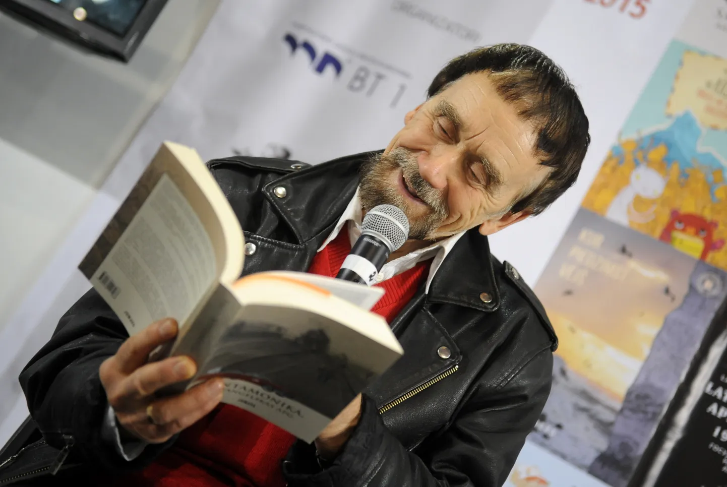 Rakstnieks Viks savas jaunās grāmatas "Santamonika, Arhangeļskas apg." atvēršanas svētkos "Latvijas Grāmatu izstādes 2015" laikā Ķīpsalas izstāžu centrā.