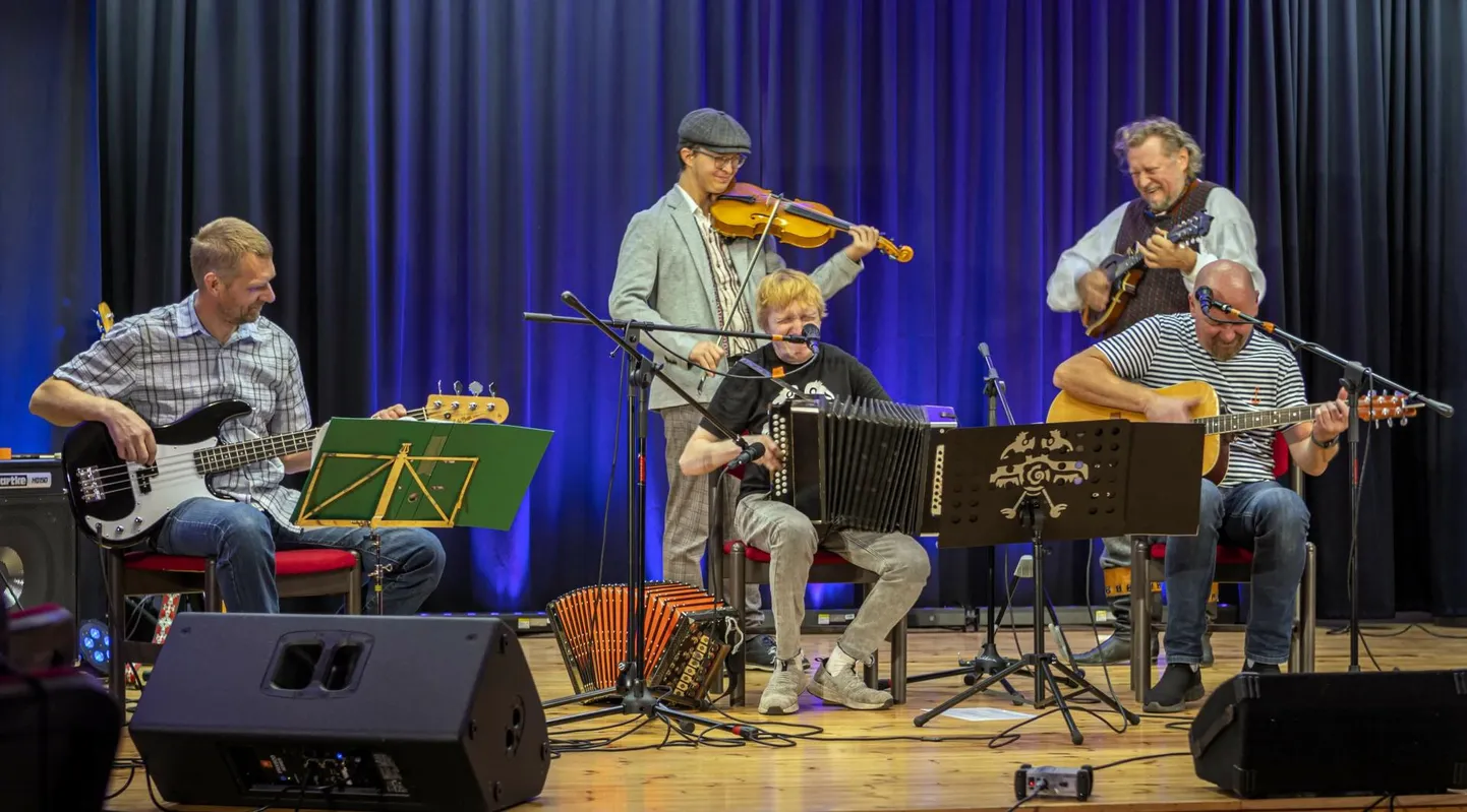 Rahvusvaheline pärimusmuusikafestival "Lõõtsapalavik Pärnumaal" jõudis ka Surju rahvamajja, kus Haapsalu pillimeestega koos olid laval muusikaõpetajast viiuldaja Raido Lill ja mandoliinimängija Gintaras Andrijauskas Leedust.